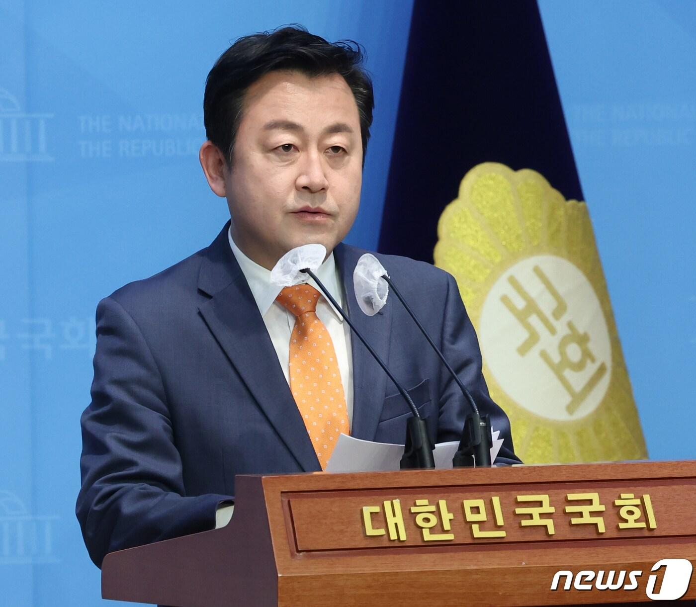 본문 이미지 - 김용남 개혁신당 정책위의장이 5일 서울 여의도 국회 소통관에서 열린 제22대 총선 개혁신당 릴레이 정책발표 기자회견을 하고 있다. 2024.3.5/뉴스1 ⓒ News1 ,송원영 기자