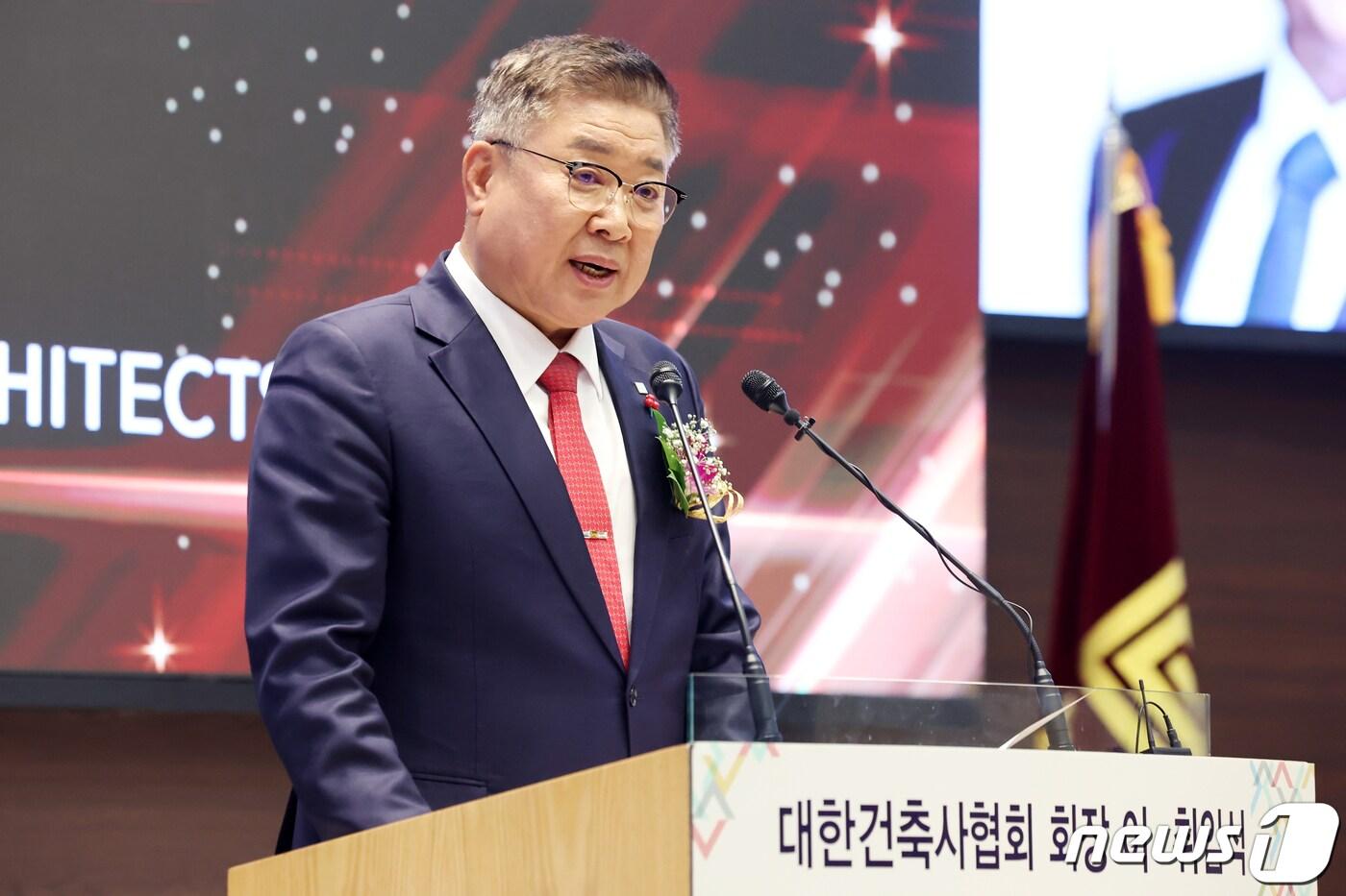 본문 이미지 - 김재록 제34대 대한건축사협회 회장이 5일 오후 서울 서초구 건축사회관에서 열린 '대한건축사협회 회장 이·취임식'에서 취임사를 하고 있다. 2024.3.5/뉴스1 ⓒ News1 민경석 기자