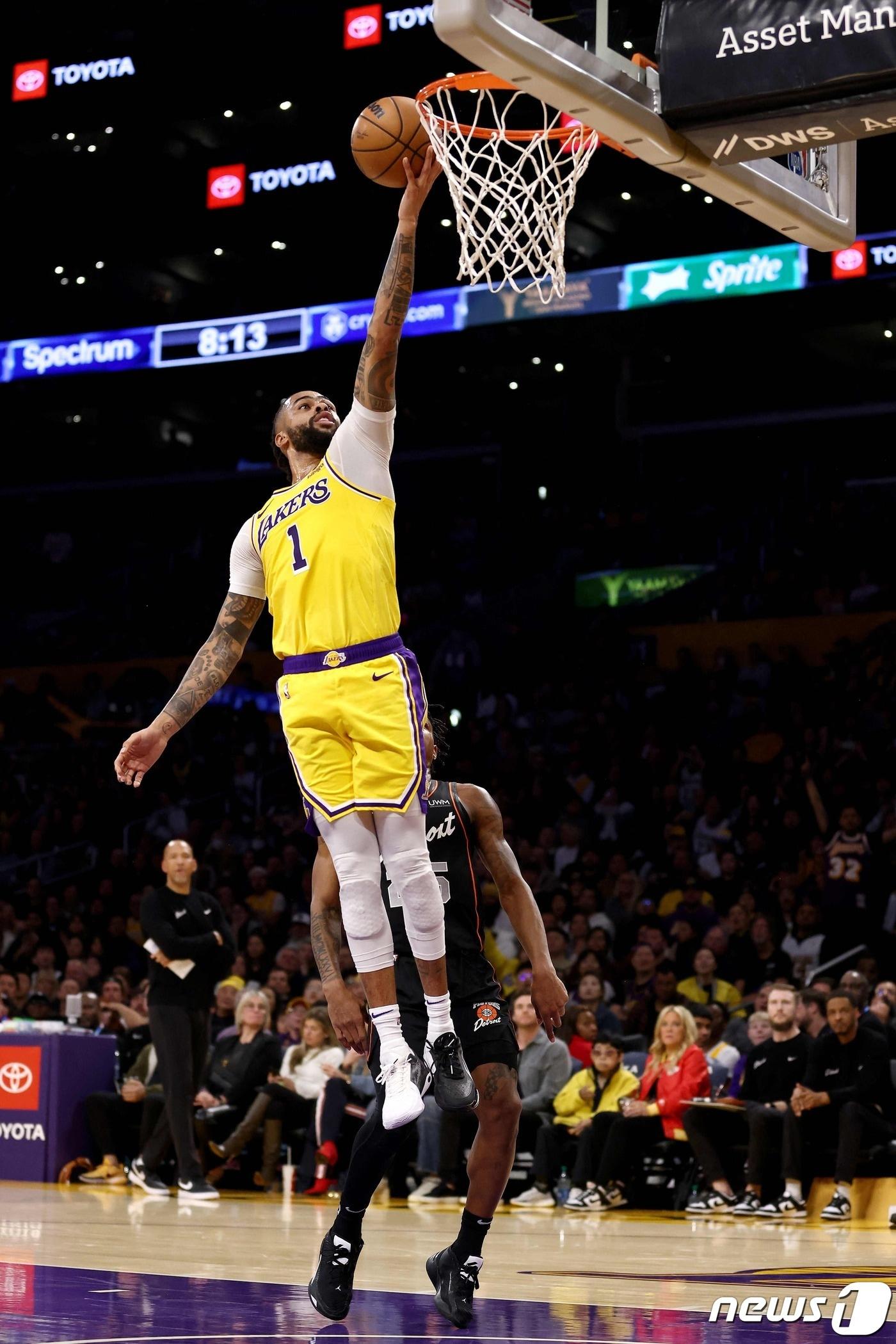 본문 이미지 - 러셀의 레이업 슛 장면. ⓒ AFP=뉴스1