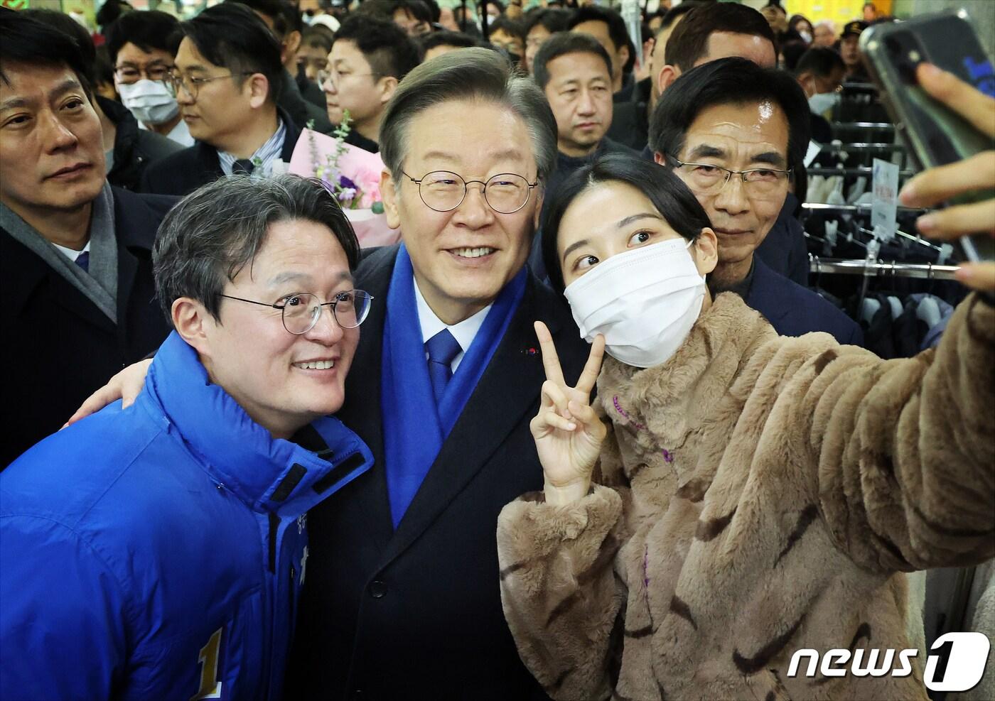 본문 이미지 - 이재명 더불어민주당 대표와 채현일 더불어민주당 영등포갑 예비후보가 서울 영등포구 뉴타운 지하쇼핑몰을 방문해 지지자들과 기념사진을 찍고 있다. ⓒ News1 ,송원영 기자