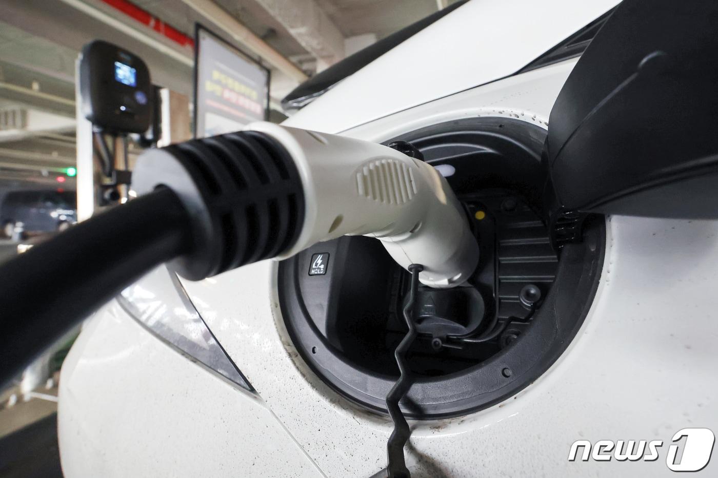 서울의 한 복합쇼핑몰 주차장에 마련된 전기차 충전소에서 전기차량들이 충전을 하고 있다(사진은 기사내용과 관련없음) 2024.3.5/뉴스1 ⓒ News1