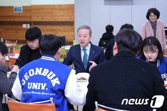 본문 이미지 - 양오봉 전북대학교 총장이 2024년 ‘천원 아침밥’이 시작된 5일 학생들과 함께 식사를 하면 소통하고 있다.(전북대 제공)/뉴스1