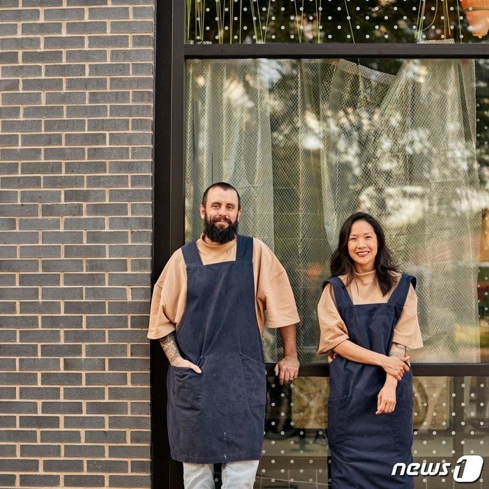 본문 이미지 - 시카고 엘스톤에 문을 열어 10년 동안 운영해온 유명 모던 한식 레스토랑 ‘파라슈트’가 이달 23일 문을 닫는다. 한인 셰프 베벌리 김&#40;한국이름 김보연&#41;이 남편 조니 클락 셰프와 함께 운영하면서 미슐랭 스타 획득, 제임스 비어드 어워드 수상 등 유명세를 떨쳤다. 남편과 함께 한 베벌리 김&#40;오른쪽&#41;.&#40;파라슈트 페이스북&#41;.