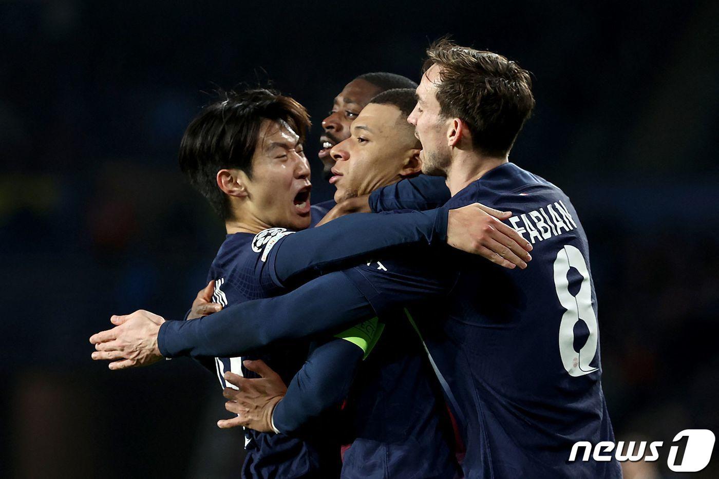 본문 이미지 - 6일(한국시간) 스페인 산세바스티안 아노에타에서 열린 2023-2024 UEFA 챔피언스리그 16강 2차전 파리 생제르망과 레알 소시에다드의 경기에서 두 번째 득점한 음바페가 이강인 등 동료들과 기뻐하고 있다.  ⓒ AFP=뉴스1 ⓒ News1 포토공용 기자