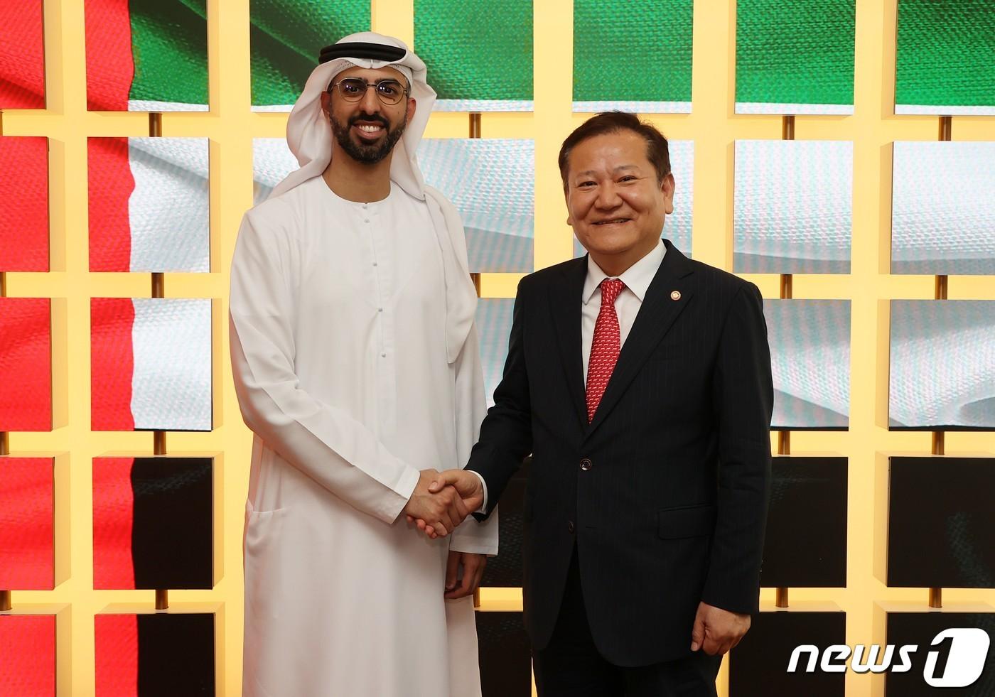 이상민 행정안전부 장관이 5일 오후(현지시간) 아랍에미리트(UAE) 두바이 에미레이트 타워에서 오마르 빈 술탄 알 올라마 (Omar bin Sultan Al Olama) UAE 인공지능(AI)·디지털경제부 특임장관 인공지능(AI)과 정부혁신에 대해 논의한 뒤 기념 촬영을 하고 있다. (행정안전부 장관) 2024.3.6/뉴스1