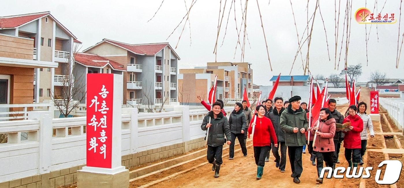 본문 이미지 - (평양 노동신문=뉴스1) = 북한 노동당 기관지 노동신문은 6일 "한해 농사의 성패를 좌우하는 씨뿌리기철이 왔다＂라면서 각지 농촌이 ＂올해 알곡 생산 계획을 무조건 수행할 신심에 넘쳐있다"라고 보도했다. [국내에서만 사용가능. 재배포 금지. DB 금지. For Use Only in the Republic of Korea. Redistribution Prohibited] rodongphoto@news1.kr