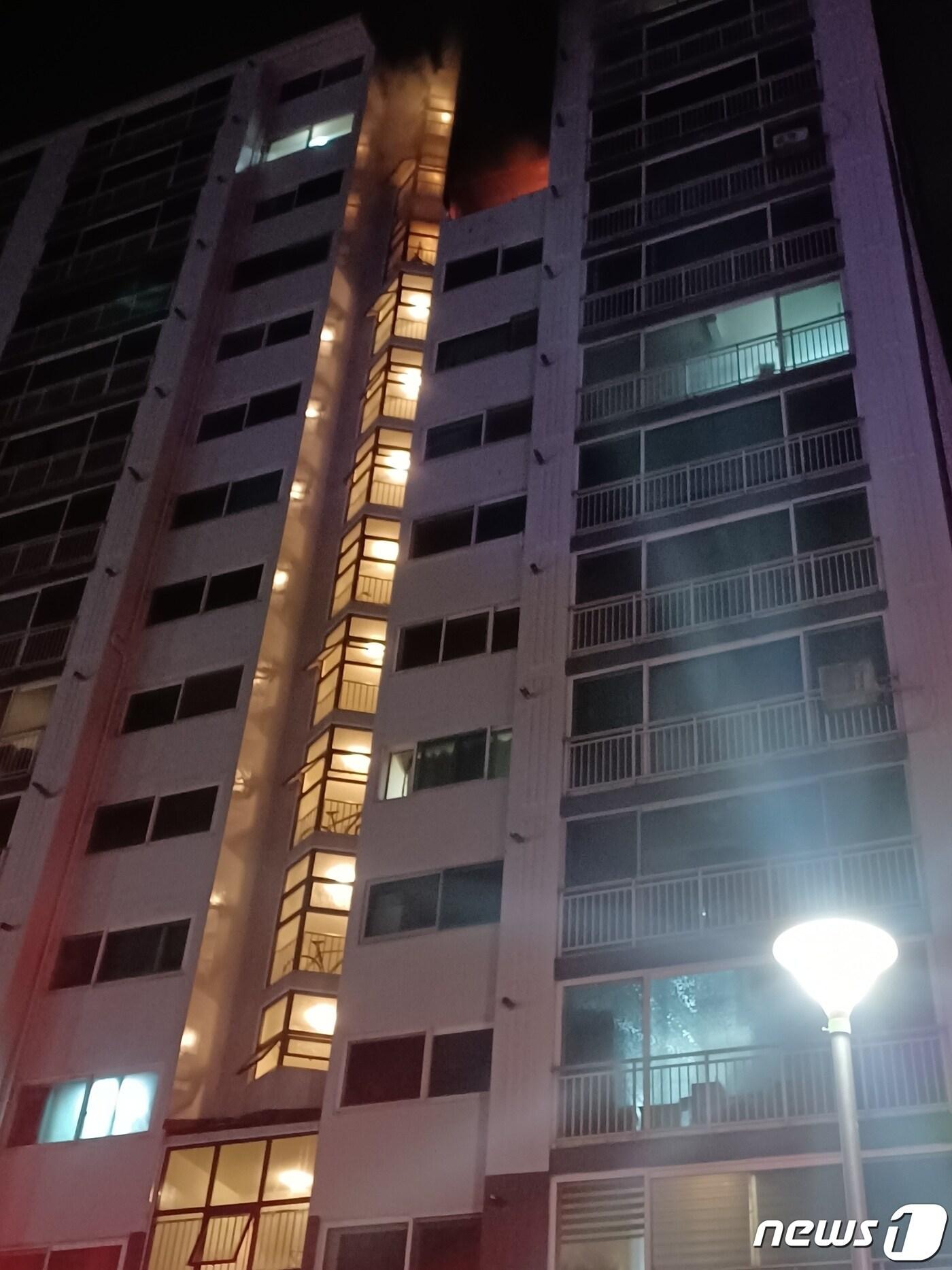 본문 이미지 - 6일 오전 4시 27분께 경기 남양주시 별내동의 한 아파트에서 불이 나 80대 부부 2명이 화상을 입고 주민 55명이 대피했다. (사진=경기도소방재난본부)