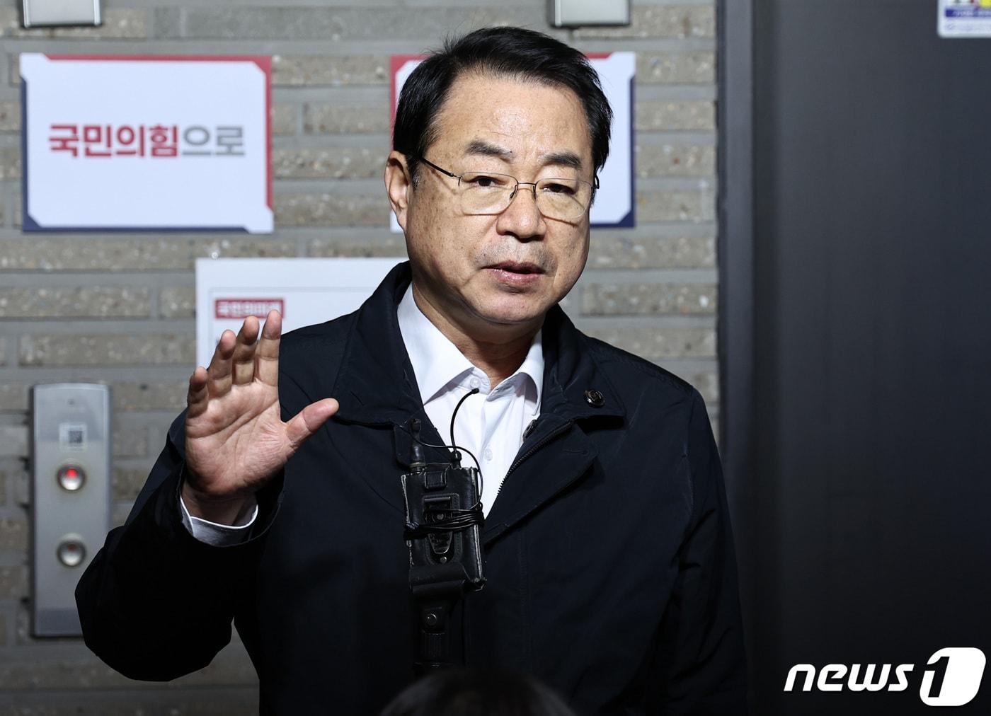 본문 이미지 - 정영환 국민의힘 공천관리위원장이 6일 오전 서울 여의도 중앙당사로 출근하며 취재진의 질문에 답하고 있다. 2024.3.6/뉴스1 ⓒ News1 구윤성 기자