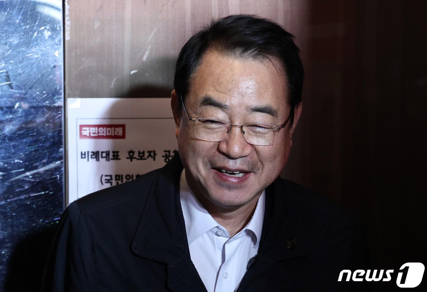 본문 이미지 - 정영환 국민의힘 공천관리위원장이 6일 오전 서울 여의도 중앙당사로 출근하고 있다. 2024.3.6/뉴스1 ⓒ News1 구윤성 기자