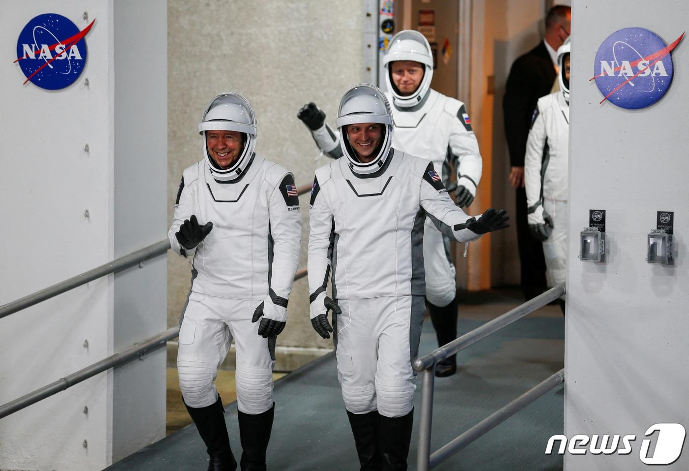 본문 이미지 - 미국 플로리다주 케이프 커내버럴 케네디 우주 센터에서 국제 우주 정거장으로 비행하는 임무를 앞둔 NASA의 우주비행사들이 숙소에서 나오고 있다. 2024.03.03 ⓒ 로이터=뉴스1 ⓒ News1 정지윤 기자
