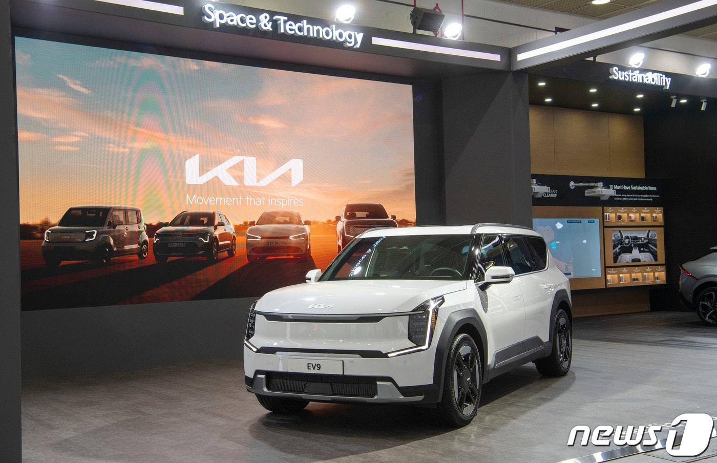 기아는 오는 8일까지 서울 강남구 코엑스에서 열리는 ‘EV 트렌드 코리아 2024’에 참가해 새로운 모빌리티 시대의 경험을 선보인다고 6일 밝혔다. 사진은 기아 전시관에 전시된 EV9. (기아 제공) 2024.3.6/뉴스1