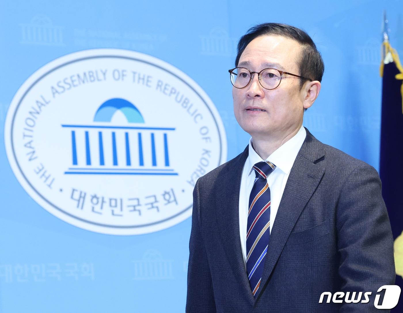 본문 이미지 - 더불어민주당 공천에서 배제된 '친문 중진' 홍영표 더불어민주당 의원이 6일 서울 여의도 국회 소통관에서 민주당 탈당 기자회견을 마치고 회견장을 나서고 있다. 2024.3.6/뉴스1 ⓒ News1 ,송원영 기자