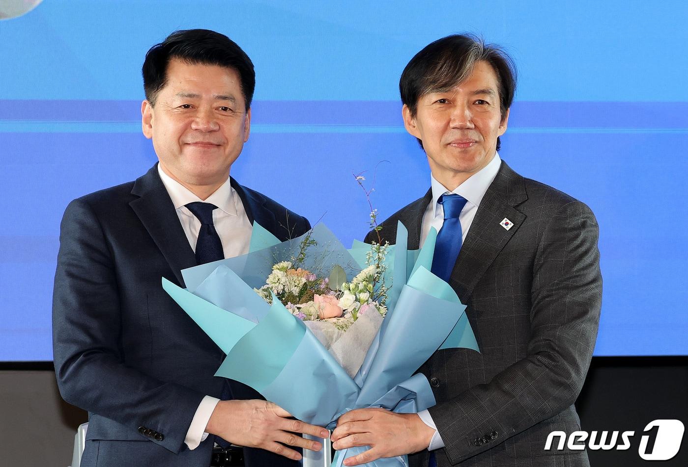 조국 조국혁신당 대표가 2024년 3월 6일 서울 동작구 아트나인에서 열린 조국혁신당 5호·6호 인재 영입식에서 6호로 영입된 김준형 전 국립외교원장과 기념촬영을 하고 있다. 2024.3.6/뉴스1 ⓒ News1 박지혜 기자