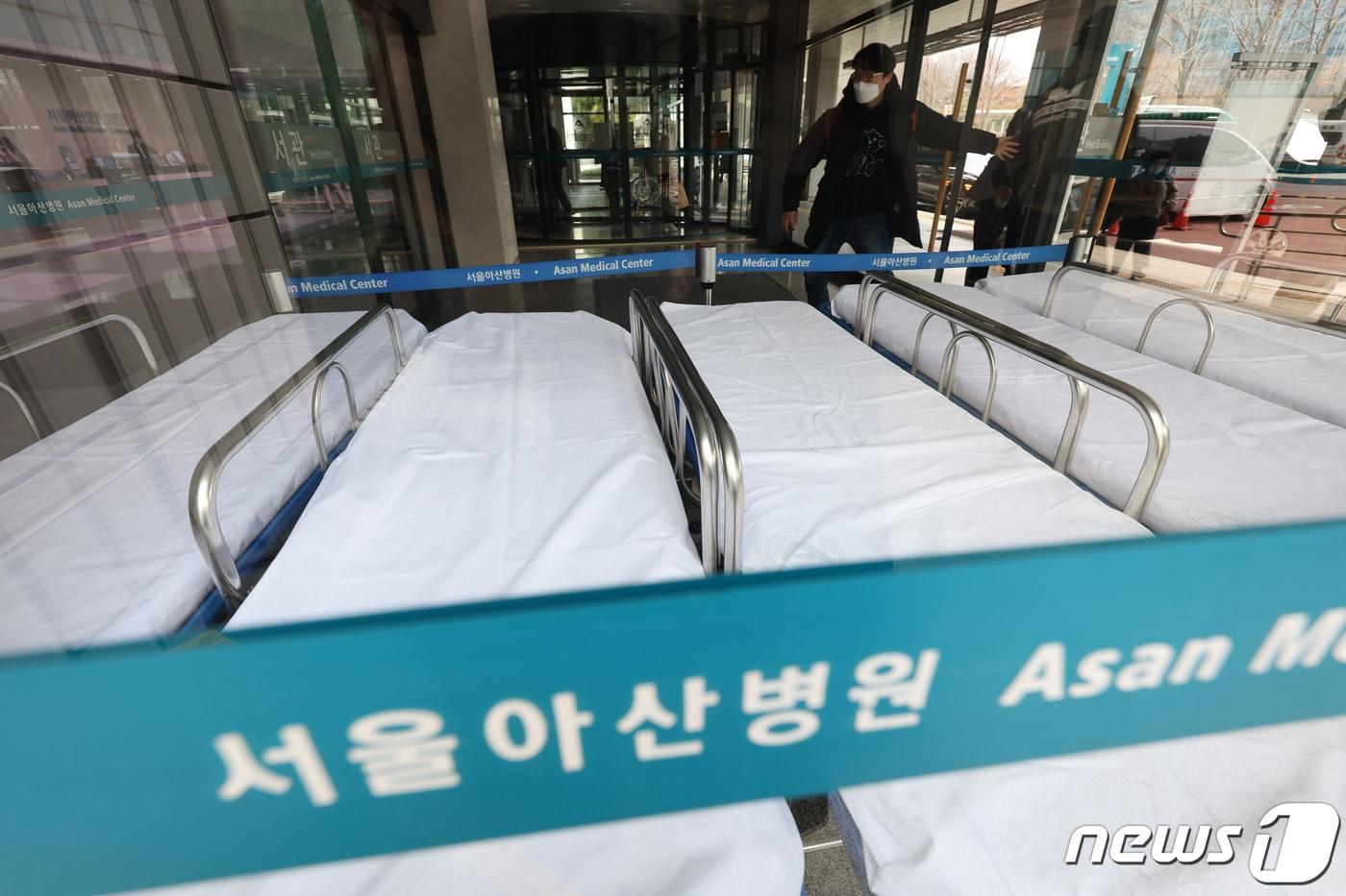 본문 이미지 - 6일 서울 송파구 서울아산병원에 응급환자를 위한 침상이 놓여 있다. 2024.3.6/뉴스1 ⓒ News1 김민지 기자
