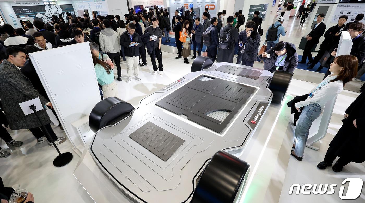 6일 오후 서울 강남구 코엑스에서 열린 인터배터리 2024에 참가한 LG 에너지솔루션 부스를 찾은 관람객들이 전시물을 살펴보고 있다. 인터배터리는 국내 최대 규모의 배터리 산업 전문 전시회로, 모빌 소형시장에서부터 에너지, 자동차산업 및 ESS와 EV 중대형시장까지 배터리 관련 다양한 신제품 및 기술들을 한 자리에 살펴볼 수 있다. 2024.3.6/뉴스1 ⓒ News1 장수영 기자