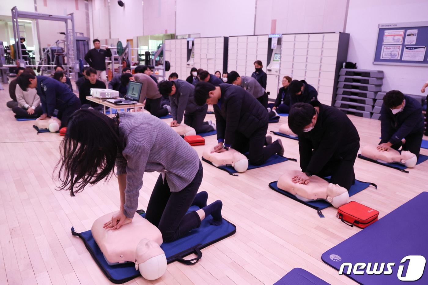 본문 이미지 - 서울 종로구 정부서울청사에서 열린 재난대비 민방위 훈련에서 청사관리소 직원들이 심폐소생술 실습을 하고 있는 모습. 2024.3.6/뉴스1 ⓒ News1 허경 기자
