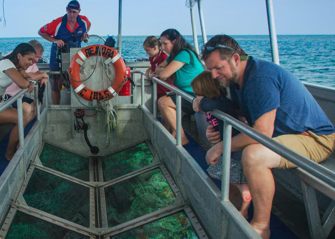 본문 이미지 - 가족여행객들이 유리 바닥보트를 타고 '그레이트 배리어 리프'의 산호초를 감상하고 있다. @호주 퀸즐랜드관광청