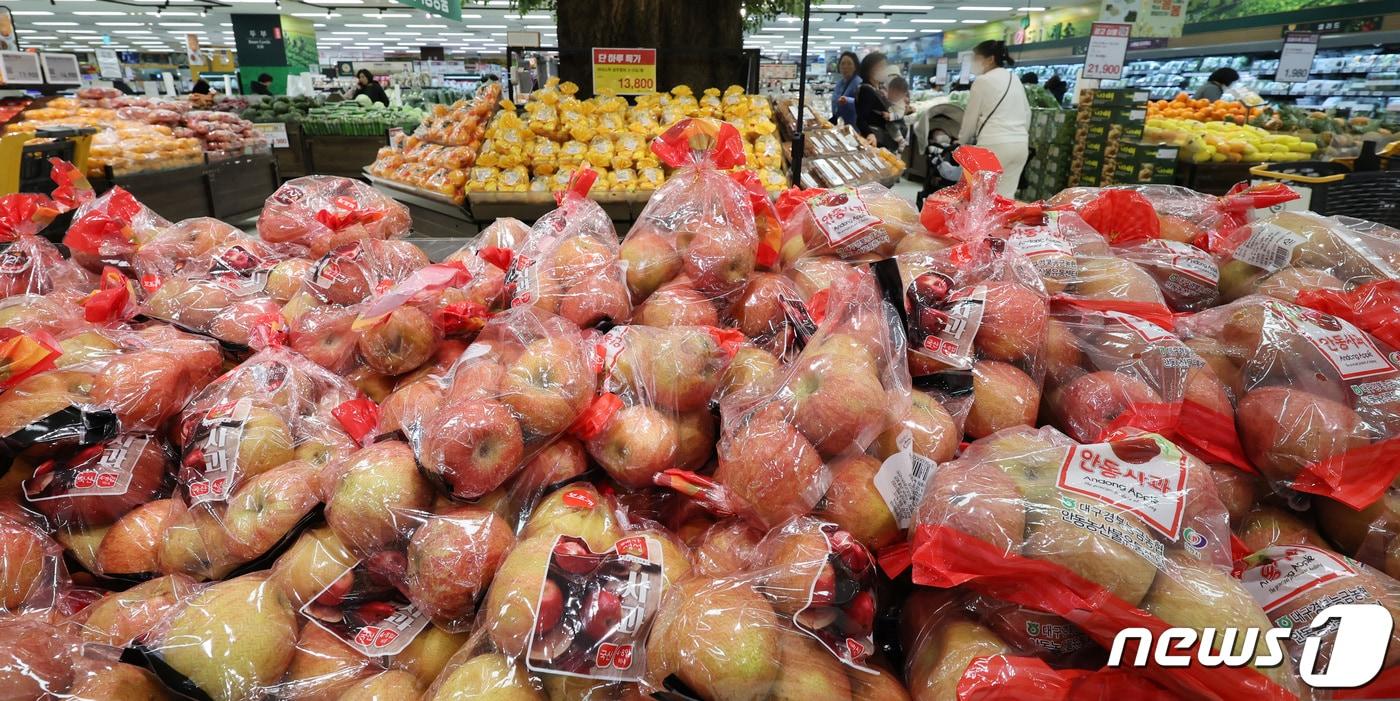 본문 이미지 - 서울의 한 대형마트에 사과가 쌓여 있다.  2024.3.6/뉴스1 ⓒ News1 박지혜 기자