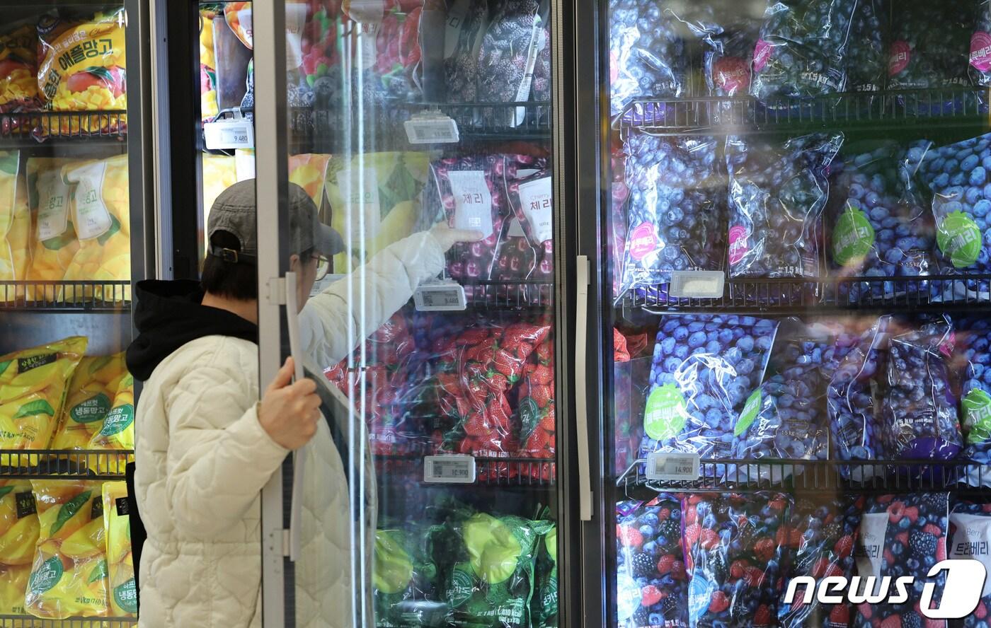 본문 이미지 - 6일 서울의 한 대형마트에서 한 시민이 냉동과일을 둘러보고 있다. 2월 소비자물가가 전년 동월 대비 3.1% 오르며 두 달 만에 다시 3%대로 진입했다. 2024.3.6/뉴스1 ⓒ News1 박지혜 기자