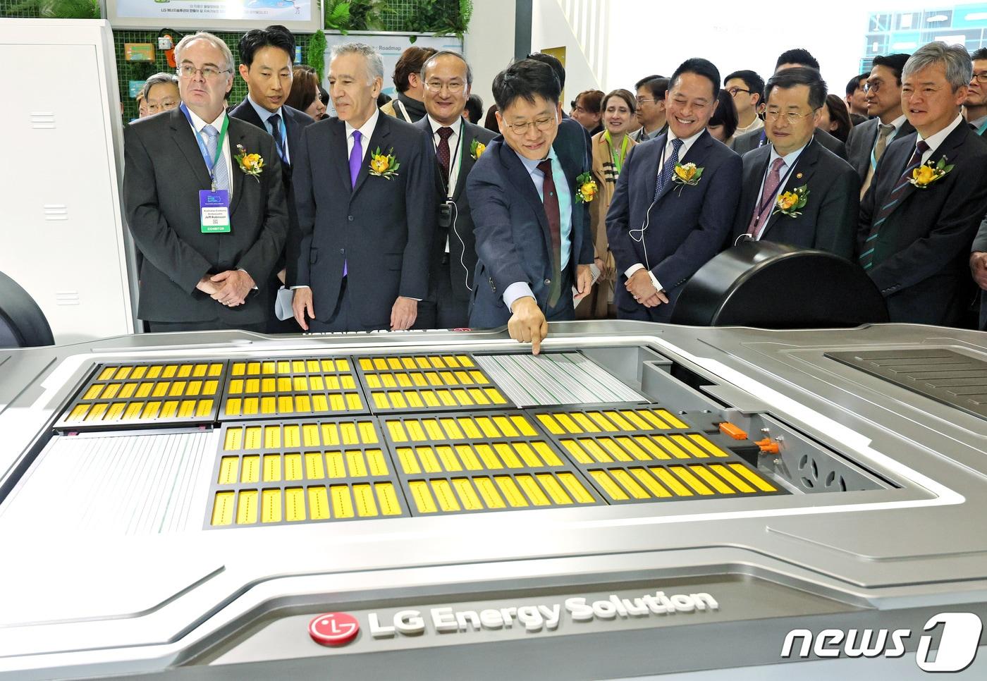 본문 이미지 - 김동명 LG에너지솔루션 대표이사 사장이 6일 오후 서울 강남구 코엑스에서 열린 인터배터리 2024에 전시된 자사의 자동차용 배터리를 가리키고 있다. 2024.3.6/뉴스1 ⓒ News1 장수영 기자