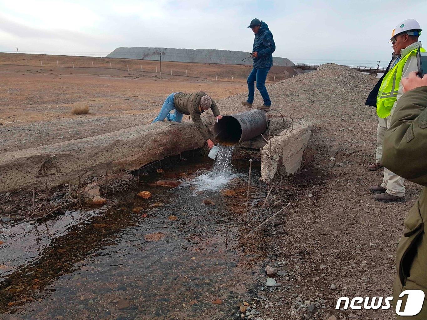 본문 이미지 - 연구진이 몽골 고비사막 인근 바그누르 광산에서 배출된 용수를 채집하고 있다.(한국연구재단 제공) ⓒ 뉴스1 ⓒ News1 황덕현 기후환경전문기자