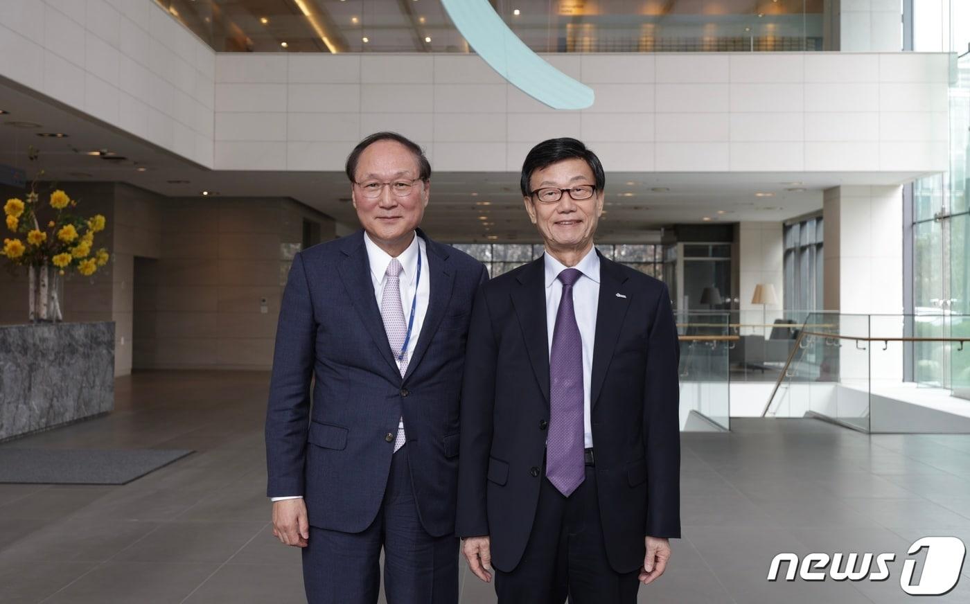 윤진식 한국무역협회(KITA) 회장(오른쪽)이 6일 경기도 판교 테크노밸리 반도체 테스트 장비 전문 기업 엑시콘을 방문, 최명배 대표와 기념촬영을 하고 있다. (한국무역협회 제공) 2024.3.6/뉴스1