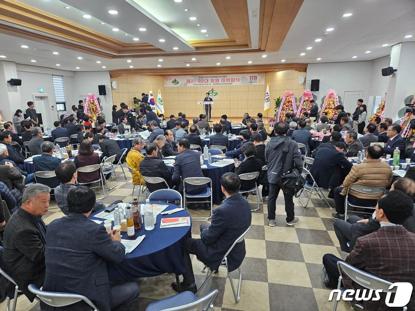 본문 이미지 - 한국농촌지도자 강원특별자치도연합회가 6일 춘천 우두동에 위치한 도 농업인단체회관 3층 회의실에서 제21·22대 임원 이·취임식을 개최하고 있다.2024.3.6 한귀섭 기자