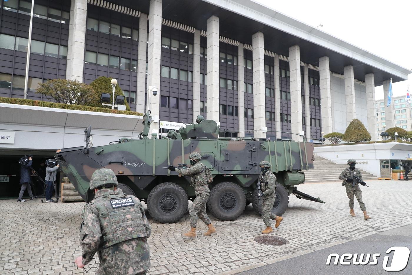 본문 이미지 - 육군 제52보병사단 장병과 유관기관 관계자들이 6일 서울 여의도 일대에서 국가중요시설 대테러 훈련을 하고 있다. 이번 훈련에는 52사단, 1방공여단, 1경비단과 특수전사령부 백호부대, 영등포경찰서 및 소방서를 비롯해 16대 부대, 9개 기관 360여명이 참가했다. 2024.3.6/뉴스1 ⓒ News1 사진공동취재단