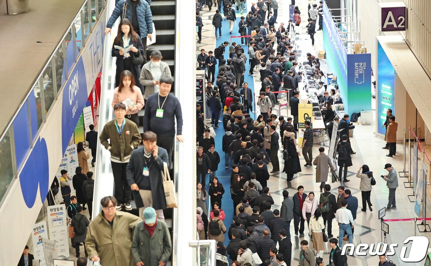 6일 오후 서울 강남구 코엑스 전시장 앞이 열린 인터배터리 2024와 EV트렌드 코리아를 찾은 관람객들로 붐비고 있다. 인터배터리는 국내 최대 규모의 배터리 산업 전문 전시회로, 모빌 소형시장에서부터 에너지, 자동차산업 및 ESS와 EV 중대형시장까지 배터리 관련 다양한 신제품 및 기술들을 한 자리에 살펴볼 수 있다. 2024.3.6/뉴스1 ⓒ News1 장수영 기자
