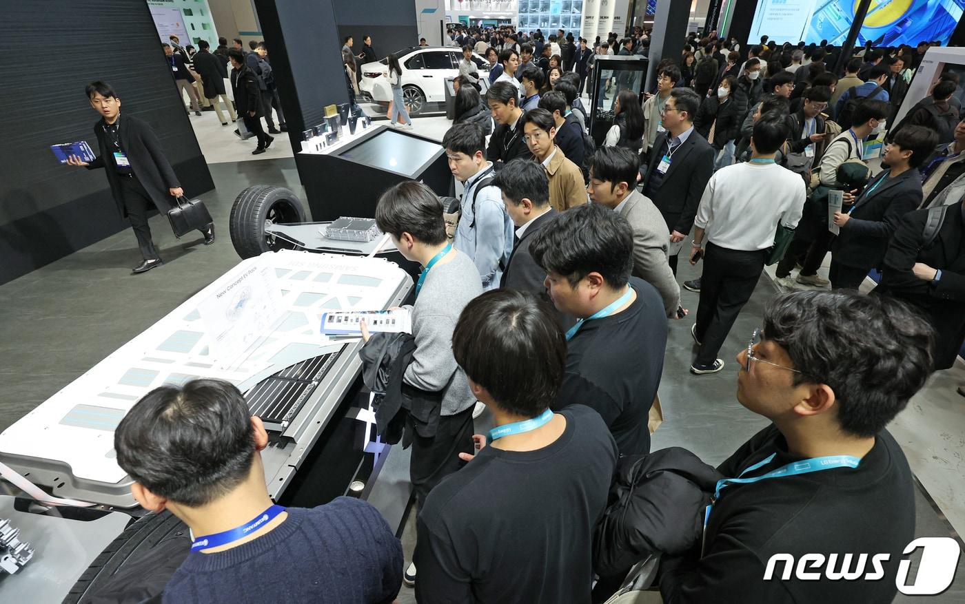 6일 오후 서울 강남구 코엑스에서 열린 인터배터리 2024를 찾은 관람객들이 국내외 기업의 배터리 제품 등 전시품을 관람하고 있다.(자료사진) 2024.3.6/뉴스1 ⓒ News1 장수영 기자
