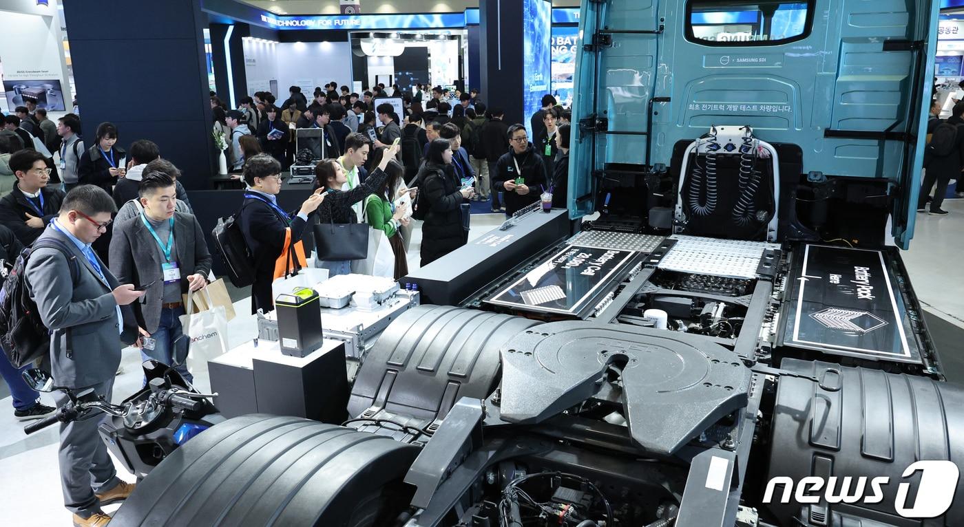6일 오후 서울 강남구 코엑스에서 열린 인터배터리 2024에 참가한 삼성 SDI 부스를 찾은 관람객들이 전기 트럭을 살펴보고 있다. 2024.3.6/뉴스1 ⓒ News1 장수영 기자