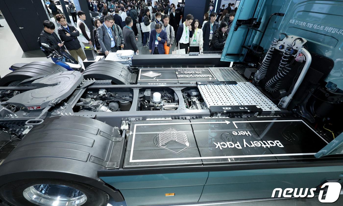 6일 오후 서울 강남구 코엑스에서 열린 인터배터리 2024에 참가한 삼성 SDI 부스를 찾은 관람객들이 전기 트럭을 살펴보고 있다.(자료사진) 2024.3.6/뉴스1 ⓒ News1 장수영 기자