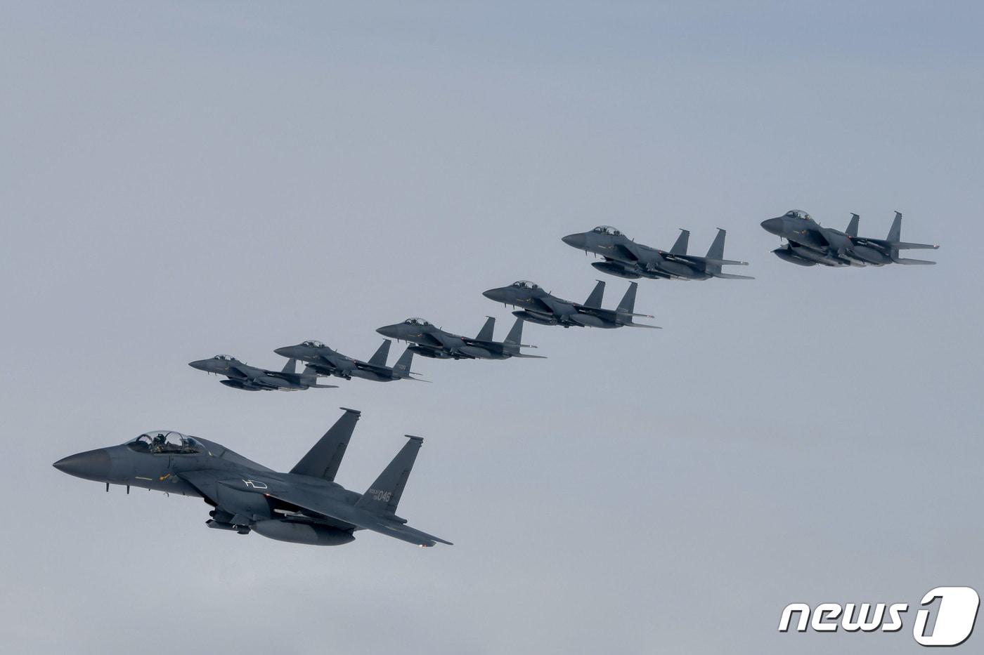 공군 제11전투비행단이 지난 3월6일 비수(PISU) 훈련을 실시했다. ‘PISU'는 ‘즉각·강력히·끝까지’의 영문표현인 'Punish Immediately, Punish Strongly, Punish Until the end'의 앞글자를 따서 만들었다. 훈련에 참가한 F-15K가 임무공역에서 적 순항미사일 요격임무를 완수하고 복귀하고 있다. (공군 제공) 2024.3.6/뉴스1
