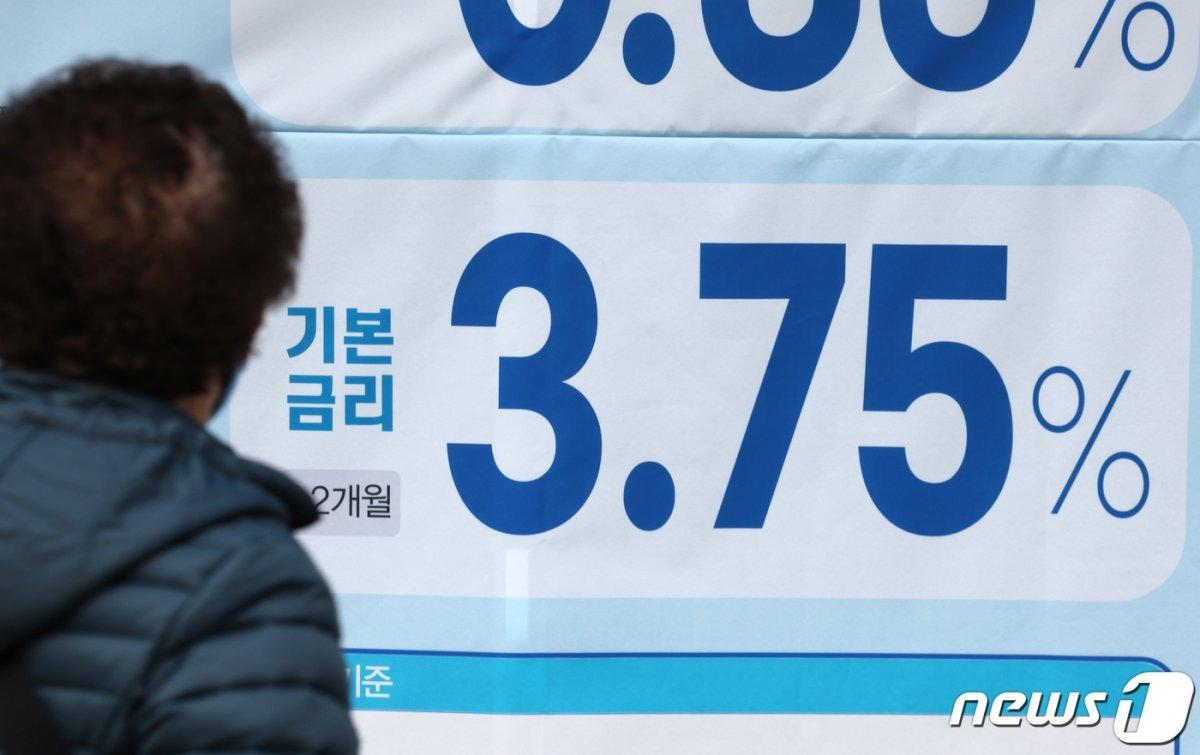 본문 이미지 - 지난해 서울의 한 은행에 붙은 예금 금리 안내문의 모습. 2023.12.26/뉴스1 ⓒ News1 신웅수 기자