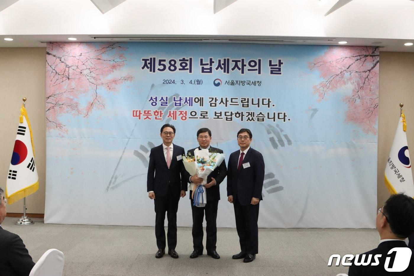 왼쪽부터 강민수 서울지방국세청장, 유승환 아세아제지 대표이사, 오상훈 서울지방국세청 성실납세지원 국장이 기념사진을 찍고 있다.(아세아제지 제공)