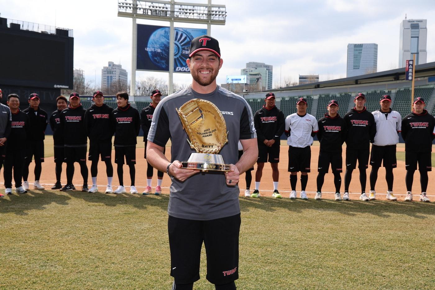 본문 이미지 - LG 트윈스의 외국인 타자 오스틴 딘이 1루수 부문 골든글러브 트로피를 들고 기념 사진을 촬영했다. (LG 트윈스 제공)