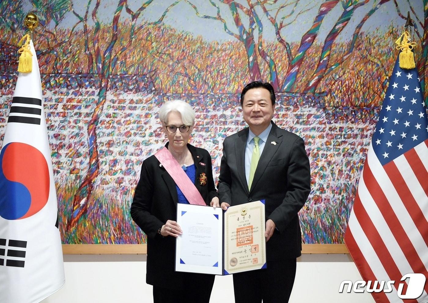한국 정부가 6일(현지시간) 웬디 셔먼 전 미 국무부 부장관에게 수교훈장 중 가장 높은 등급인 '광화장'을 수여했다. 조현동 주미한국대사가 윤석열 대통령을 대신해 셔먼 전 부장관에게 훈장을 전달했다. 사진은 외교부 제공. 2024.3.6.