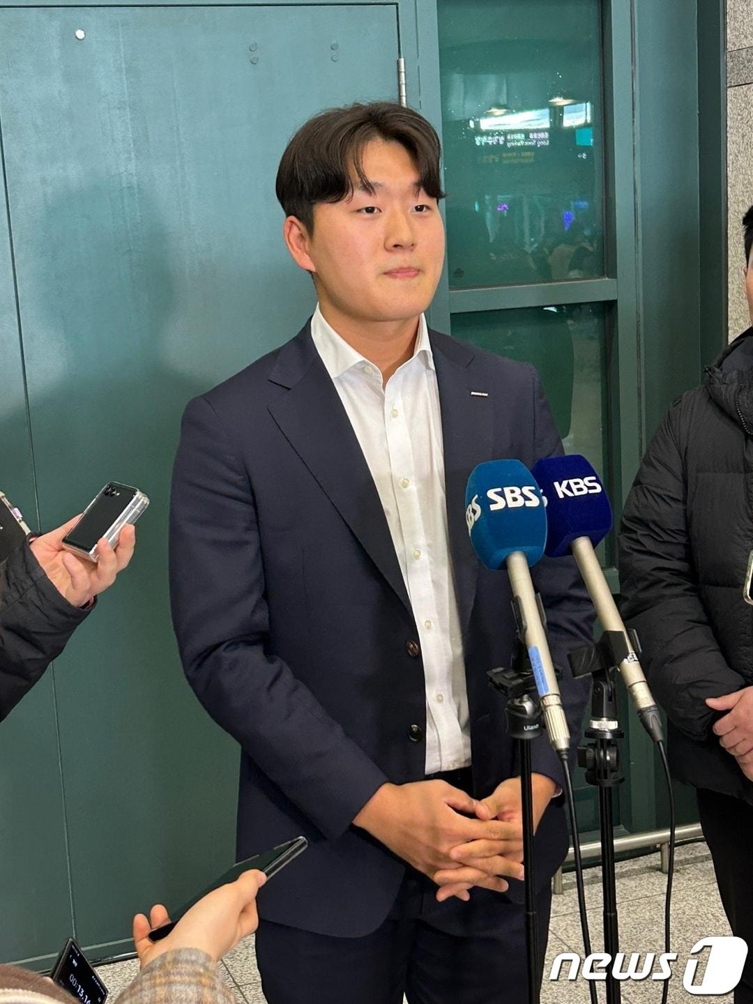 본문 이미지 - 6일 인천국제공항 1터미널에서 취재진과 인터뷰 중인 두산 김택연. ⓒ News1 문대현 기자