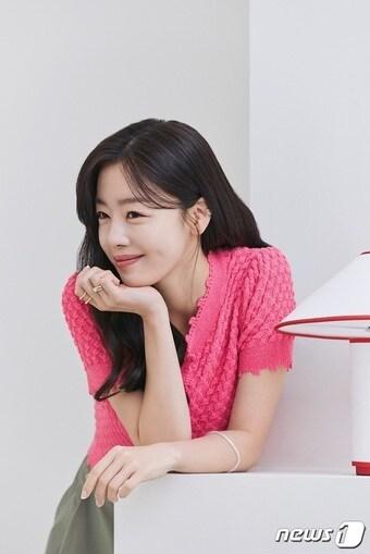 본문 이미지 -  꼼빠니아 모델 한선화 2024 S/S 화보(인디에프 제공)