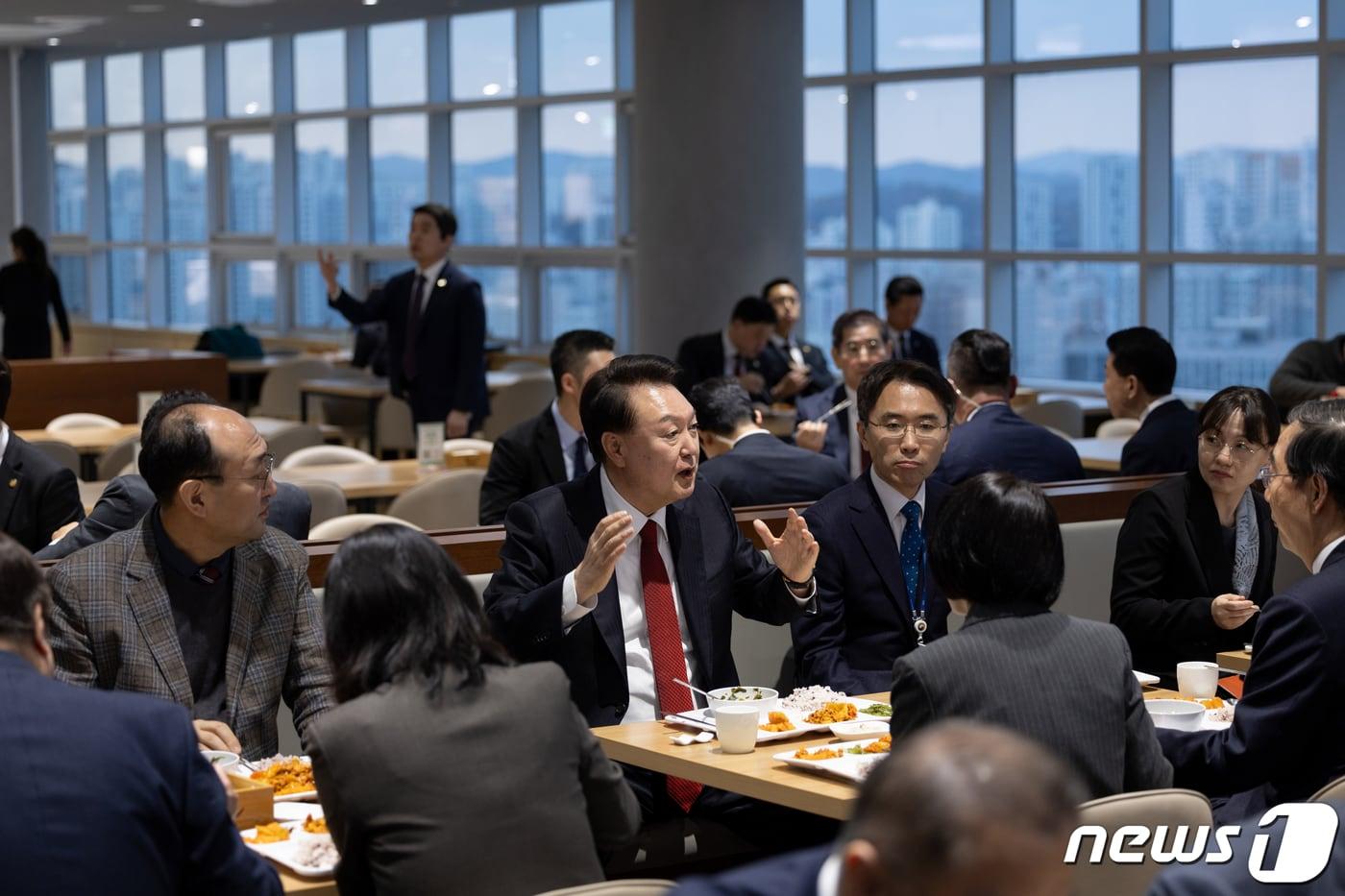 윤석열 대통령이 지난 6일 정부세종청사 중앙동 구내식당에서 열린 교육부‧복지부 공무원 격려 만찬에서 참석자들과 식사를 하며 대화하고 있다. (대통령실 제공) 2024.3.7/뉴스1 ⓒ News1 오대일 기자