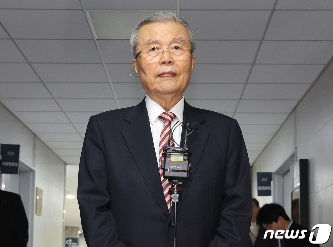 본문 이미지 - 김종인 개혁신당 공천관리위원장이 7일 서울 여의도 국회 의원회관에서 열린 제4차 개혁신당 공천관리위원회의를 마치고 취재진의 질문을 받고 있다. 2024.3.7/뉴스1 ⓒ News1 송원영 기자