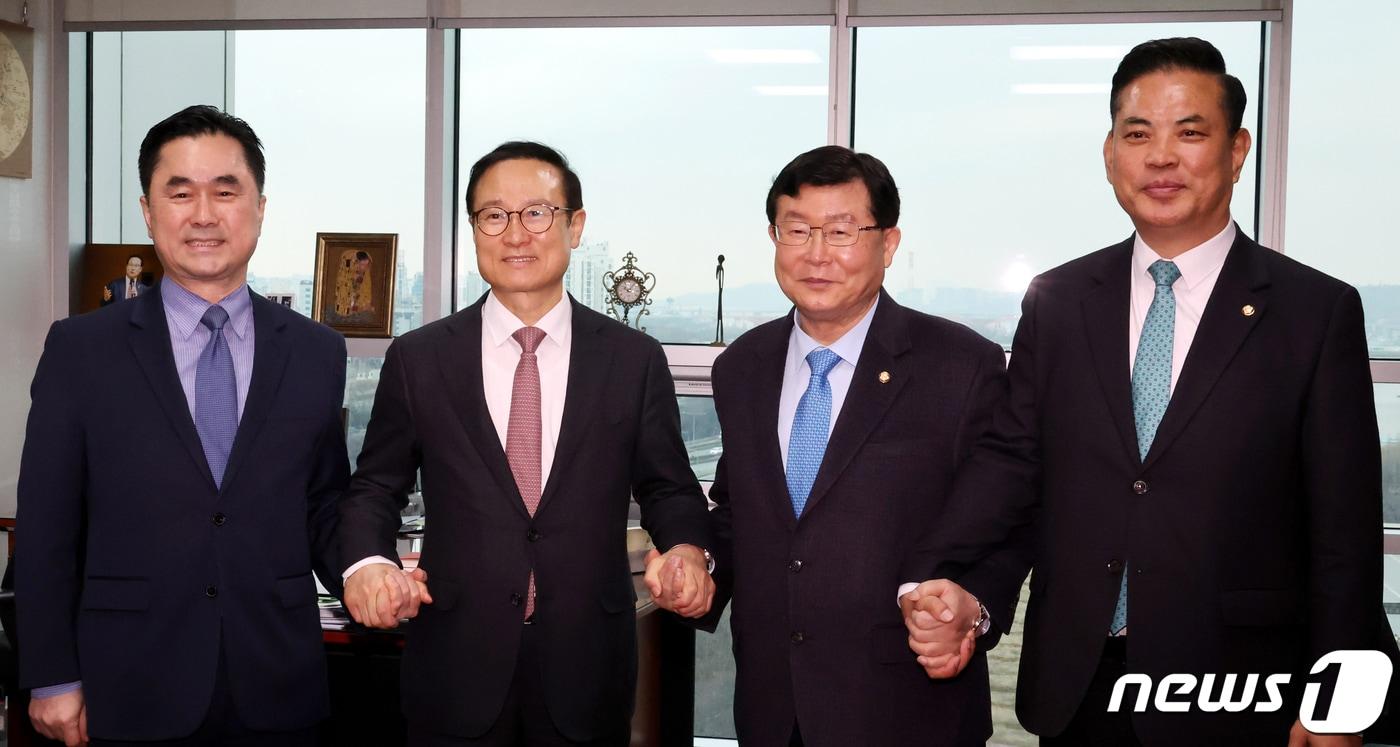 본문 이미지 - 김종민 새로운미래 공동대표(왼쪽부터)와 더불어민주당을 탈당한 홍영표, 설훈, 박영순 의원이 7일 오전 서울 여의도 국회 의원회관에서 열린 회동에서 손을 맞잡고 있다. (공동취재) 2024.3.7/뉴스1 ⓒ News1 송원영 기자
