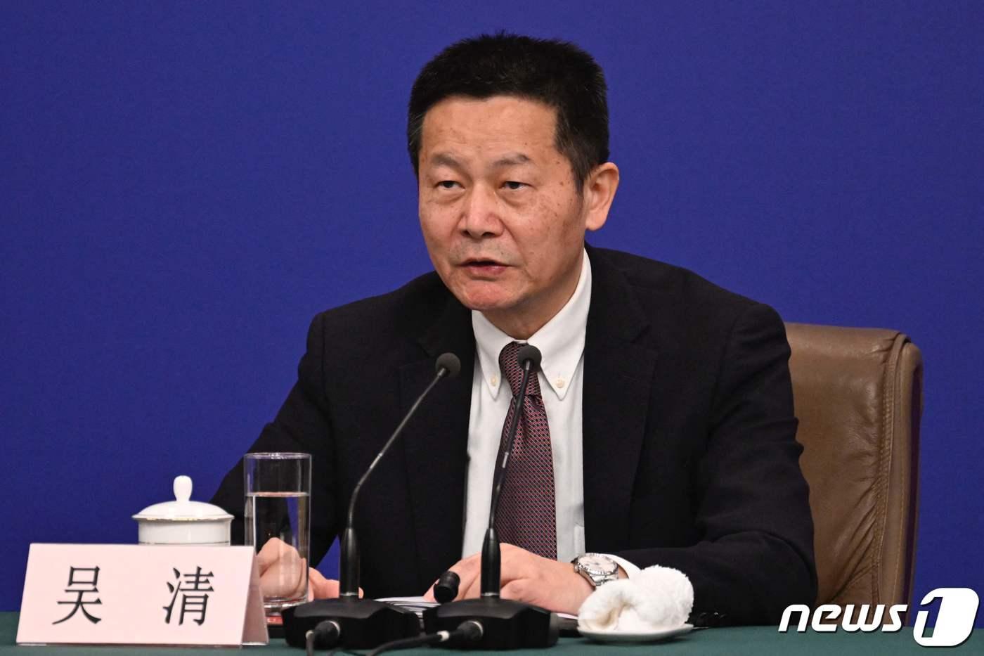 우칭 중국 증권감독관리위원회 주석이 6일(현지시간) 베이징에서 열린 전인대 중 기자회견을 갖고 “주식 시장 위조·사기와 시세조종, 내부자거래 등 위법행위를 엄격히 처벌할 것”이라고 밝히고 있다. 2024. 3. 7 ⓒ AFP=뉴스1 ⓒ News1 우동명 기자