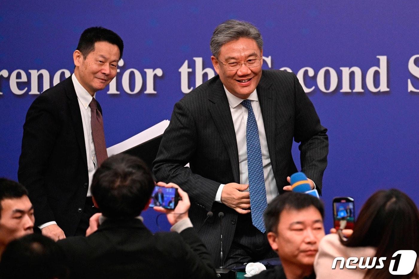 우칭 중국 증권감독관리위원회 주석과 왕원타오 상무부장이 6일(현지시간) 베이징에서 열린 전인대 중 경제 관련 기자회견을 마친 뒤 떠나고 있다. 2024. 3. 7 ⓒ AFP=뉴스1 ⓒ News1 우동명 기자