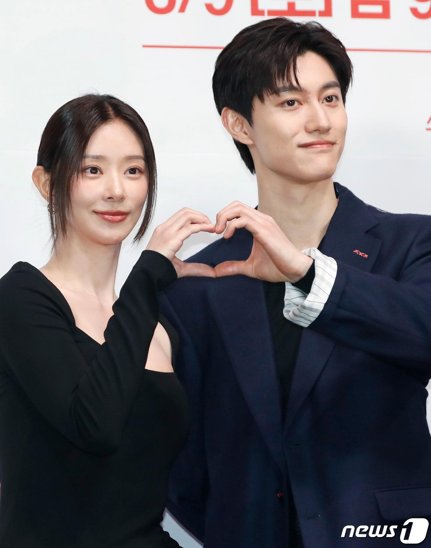 본문 이미지 - 배우 이주빈과 곽동연(오른쪽)이 7일 서울 구로구 라마다 신도림 호텔에서 진행된 tvN 새 토일드라마 '눈물의 여왕'(극본 박지은/연출 장영우, 김희원) 제작발표회에서 포즈를 취하고 있다. '눈물의 여왕'은 퀸즈 그룹 재벌 3세이자 백화점의 여왕 홍해인과 용두리 이장 아들이자 슈퍼마켓 왕자 백현우, 3년 차 부부의 아찔한 위기와 기적처럼 다시 시작되는 사랑 이야기를 담은 작품이다. 2024.3.7/뉴스1 ⓒ News1 권현진 기자