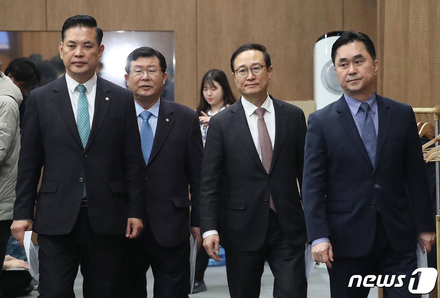 본문 이미지 - 더불어민주당을 탈당한 박영순(왼쪽부터), 설훈, 홍영표 의원과 김종민 새로운미래 공동대표가 7일 오전 서울 여의도 국회 소통관에서 민주연대 추진 기자회견을 하기 위해 이동하고 있다. 2024.3.7/뉴스1 ⓒ News1 임세영 기자