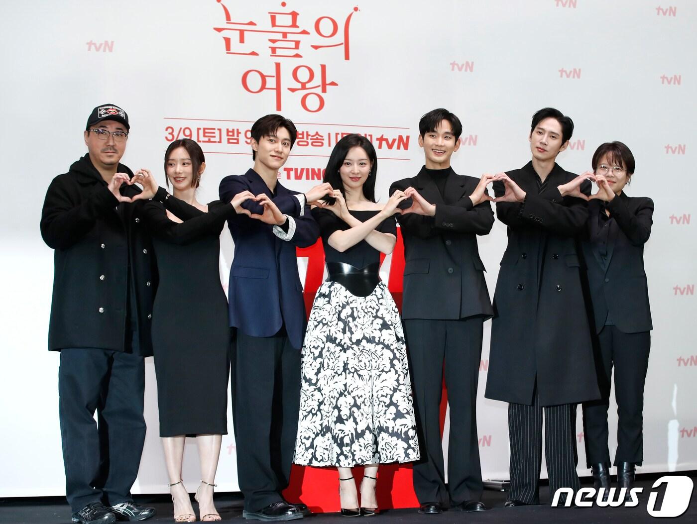 본문 이미지 - 장영우 PD(왼쪽부터)와 배우 이주빈, 곽동연, 김지원, 김수현, 박성훈, 김희원 PD가 7일 서울 구로구 라마다 신도림 호텔에서 진행된 tvN 새 토일드라마 '눈물의 여왕'(극본 박지은/연출 장영우, 김희원) 제작발표회에서 포즈를 취하고 있다. '눈물의 여왕'은 퀸즈 그룹 재벌 3세이자 백화점의 여왕 홍해인과 용두리 이장 아들이자 슈퍼마켓 왕자 백현우, 3년 차 부부의 아찔한 위기와 기적처럼 다시 시작되는 사랑 이야기를 담은 작품이다. 2024.3.7/뉴스1 ⓒ News1 권현진 기자