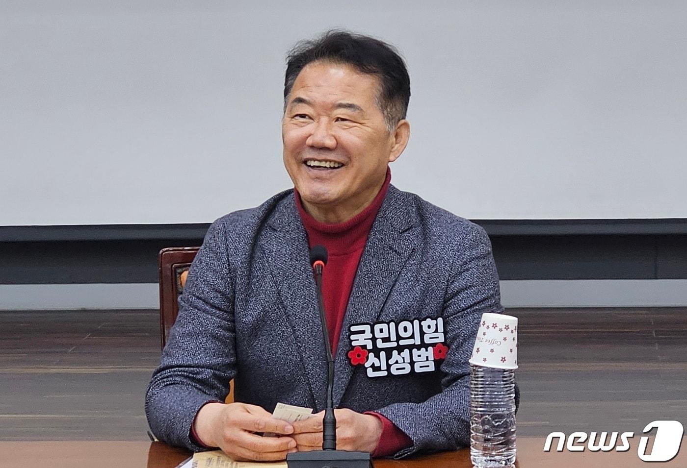 본문 이미지 - 산청·함양·거창·합천 국힘 신성범 예비후보가 7일 산청군청 대회의실에서 열린 기자간담회에서 주요 현안과 정책에 대해 밝히고 있다. 2024.3.7 뉴스1/한송학기자