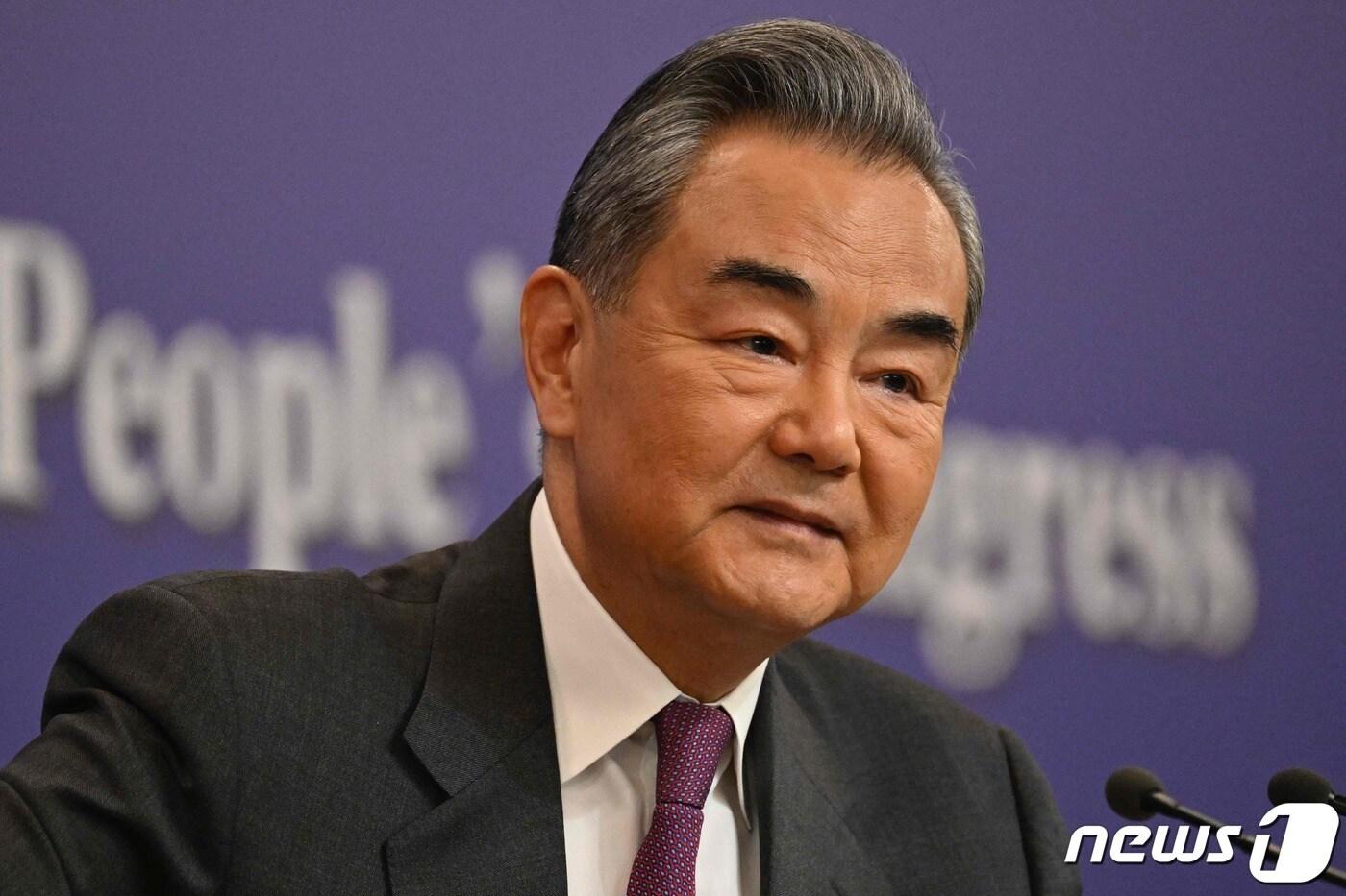 왕이 중국 외교부장이 7일 (현지시간) 베이징에서 열린 전인대 중 기자회견을 갖고 “조만간 국제사회가 하나의 중국 입장을 준수하는 '가족사진'을 볼 수 있을 것”이라고 밝히고 있다. 2024.3. 7 ⓒ AFP=뉴스1 ⓒ News1 우동명 기자