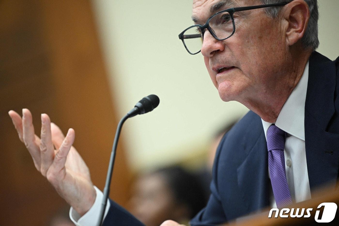 본문 이미지 - 제롬 파월 미국 연준 의장이 6일 (현지시간) 워싱턴 의사당의 하원 금융서비스위원회 청문회에 출석해 "은행 자본규제 강화와 관련해 제안된 안에 광범위하고 중대한 변화가 있을 것으로 예상한다＂고 밝히고 있다. 2024.3. 7 ⓒ AFP=뉴스1 ⓒ News1 우동명 기자